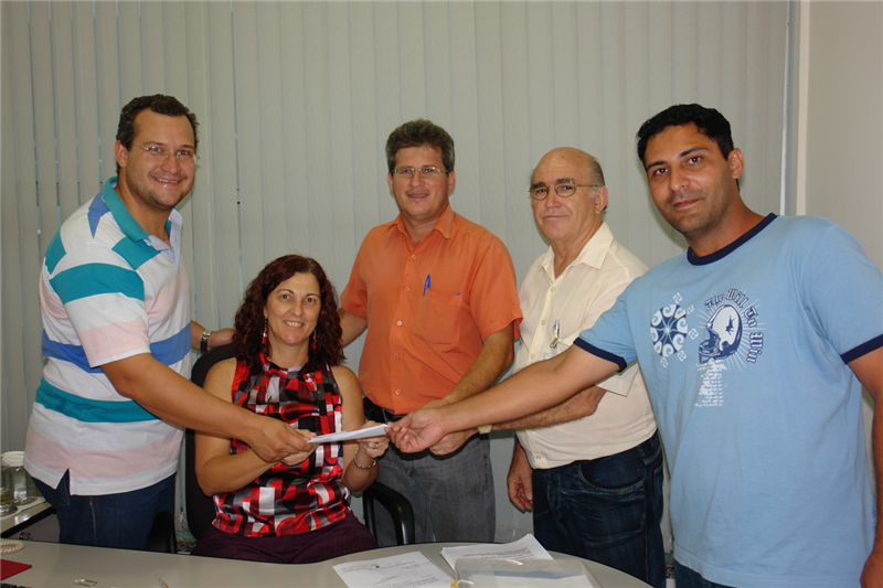 Danilo e Paulo Monaro, assessor do vereador Fontes, protocolam projeto com diretora legislativa, Luci Fornazin, acompanhados de membros da ACIBEL