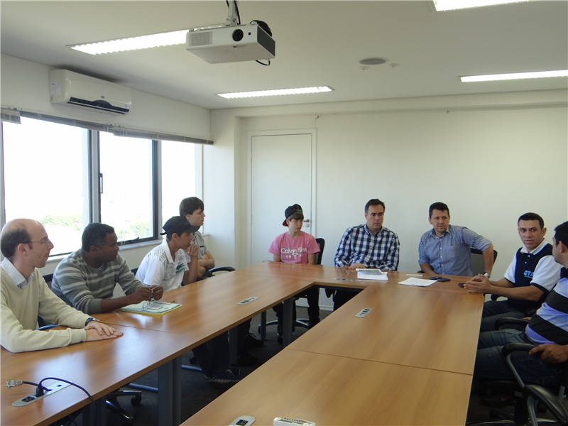 Reunião promovida por Kadu entre prefeito e skatistas.