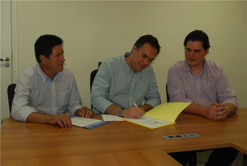 Prefeito oficializa construção de creche em reunião com Antonio da Loja e Cauê Macris.