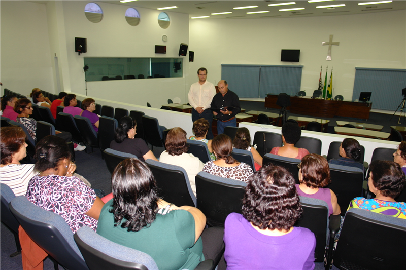 Vereadores ouvem reivindicação de cozinheiras