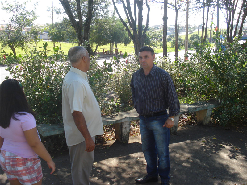 Carlos Fontes conversa com moradores a respeito de necessidades do bairro