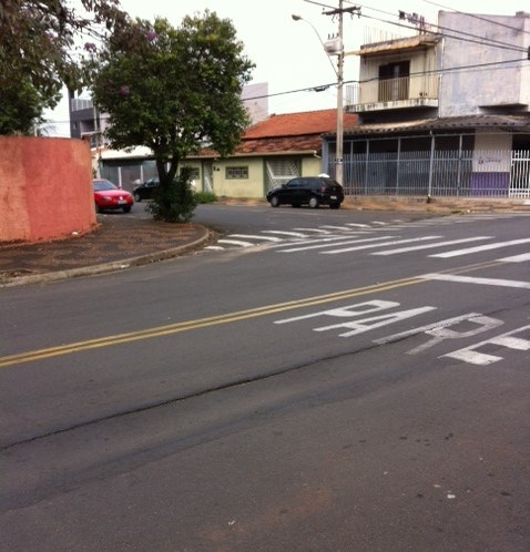 Afundamento de solo na rua Tupiniquins.