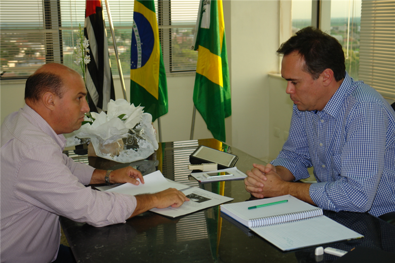 Carlos Fontes, durante reunião com prefeito Denis Andia