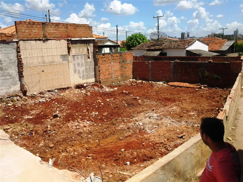 Alex vistoria terreno da Prefeitura após limpeza na rua Estados Unidos