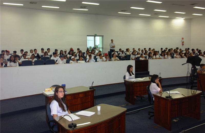 Alunos lotaram plenário, hoje (15), durante sessão simulada do Câmara do Futuro