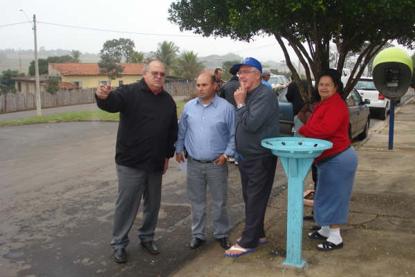 Kênio, Fontes e moradores: limpeza dos bueiros