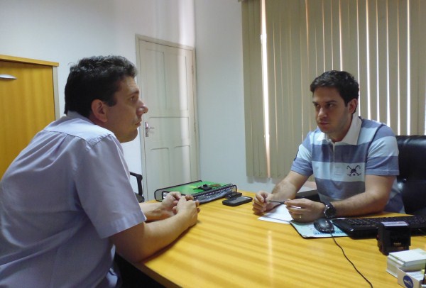 Giovanni em reunião com secretário Dreisson Iatarola.