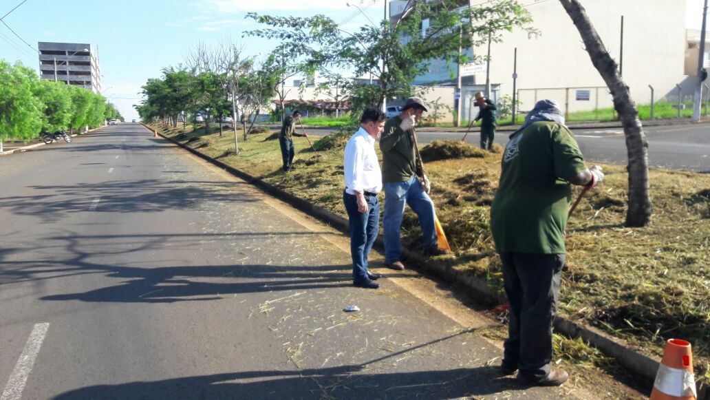 Vereador acompanhou equipe de limpeza nesta manhã