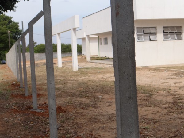 Prefeitura instala alambrado ao redor de futura UPA