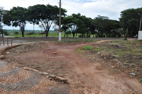 Terreno particular pode servir como rota de fuga do bairro