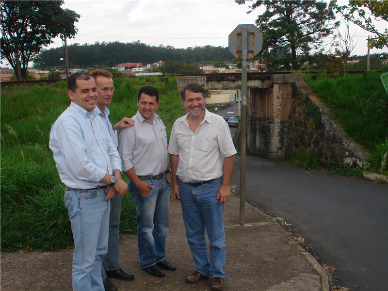 Kadu, Joi, Larguesa e assesor do DNIT visitaram área na Vila Lola