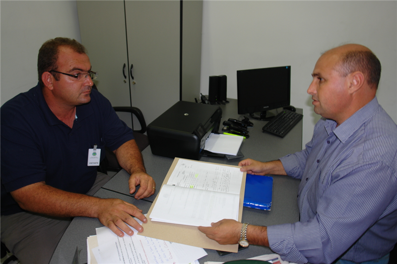 Carlos Fontes conversa com presidente da Saber, que cobra regularização de bairro