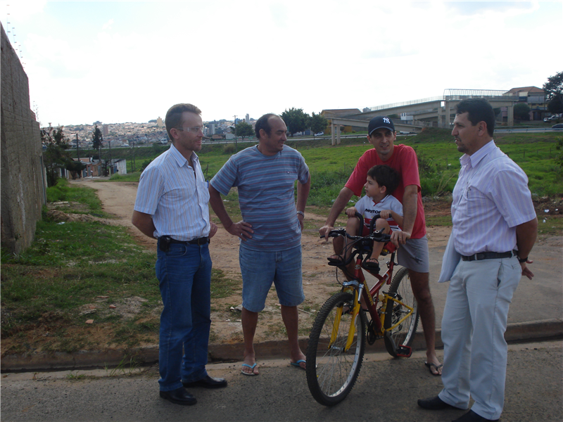 Joi e Kadu com moradores no Santa Inês