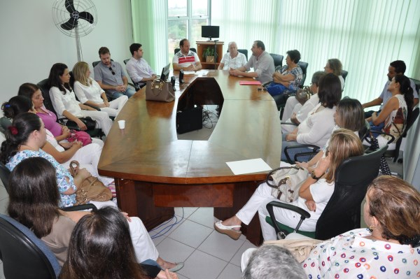 Juca em reunião com dentistas e secretário de Saúde. 