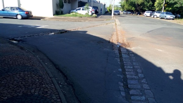 Carlão pede reforma em canaletas do Mollon.