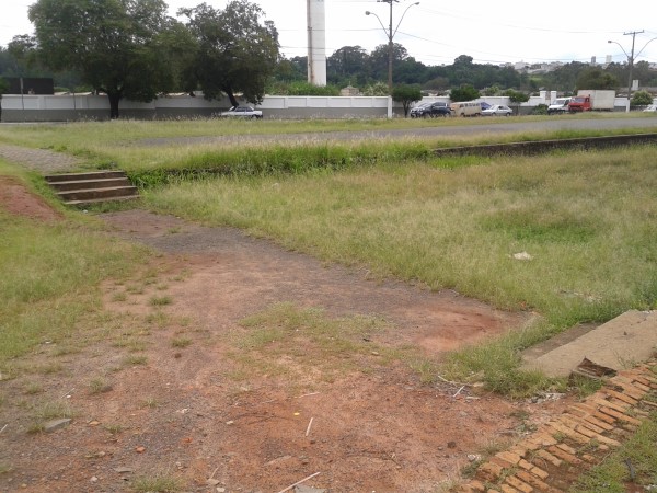 Joi pede instalação de corrimãos em acesso à feira.