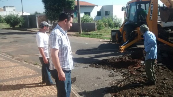 Celso acompanha obras no Residencial Furlan.