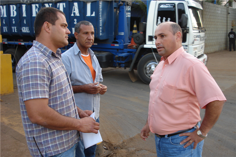 Vereador Carlos Fontes, durante visita ao Distrito Industrial II, onde rua foi recapeada