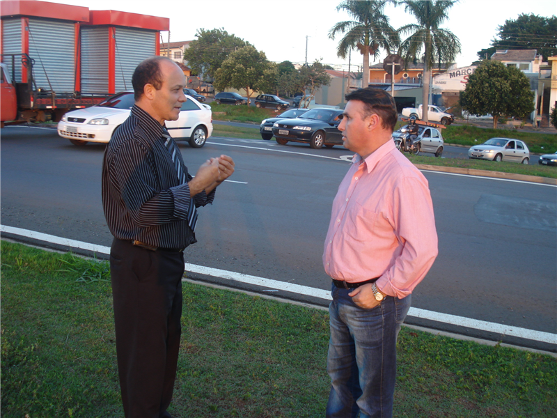 Carlos Fontes e bbi verificam situação da rotatória.