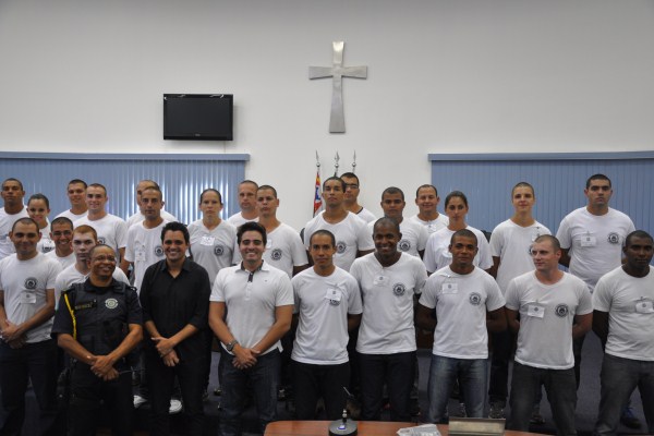 Felipe Sanches ao lado de novos integrantes da Guarda