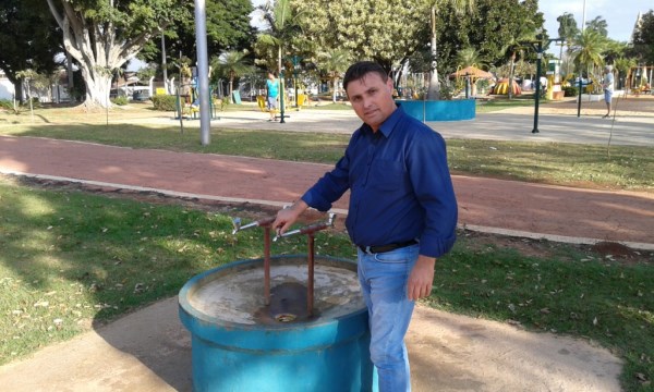 Carlos Fontes questiona Prefeitura sobre troca de torneiras