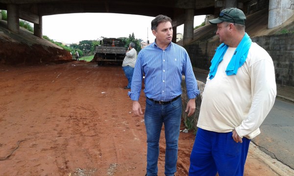 Carlos Fontes acompanha obra de passagem entre bairros. 