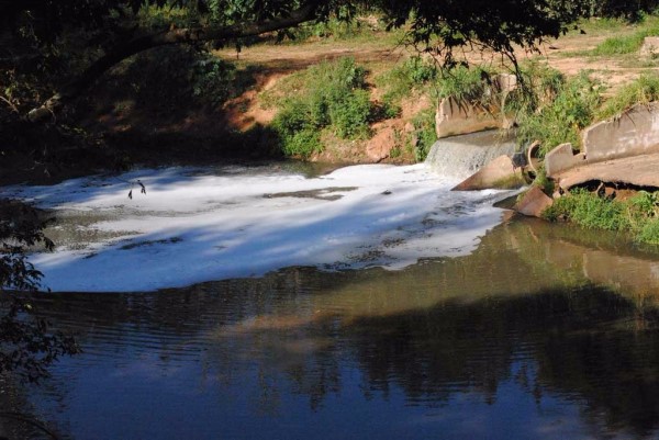 Mau cheiro exalado no ribeirão tem preocupado vizinhança