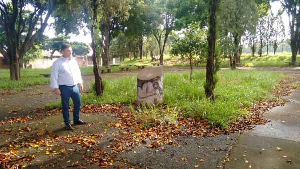 Vereador critica falta de manutenção em praça do Pérola