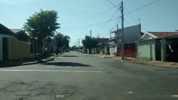 Moradores da rua João da Silva Cristóvão reclamam de ratos