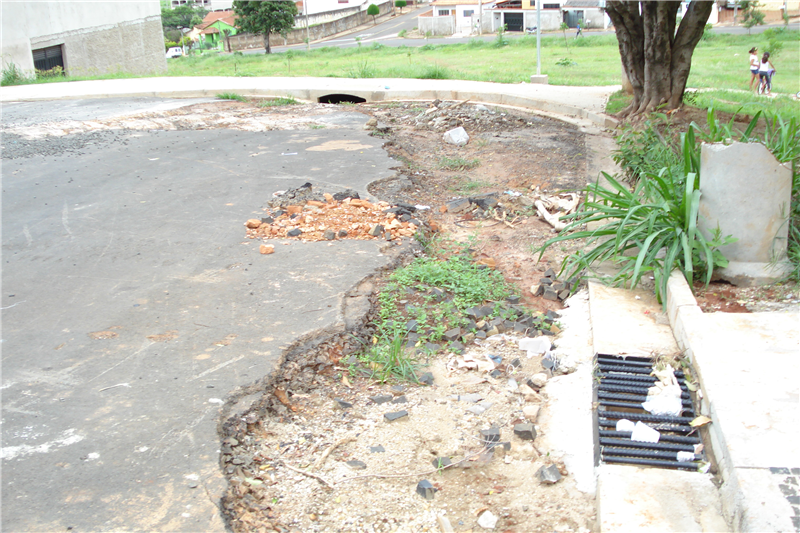 Implantação de galeria pluvial, apesar da liberação do recurso, foi interrompida