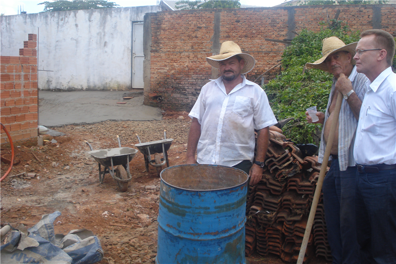 Joi acompanha reparos em viela da Vila Sartori.