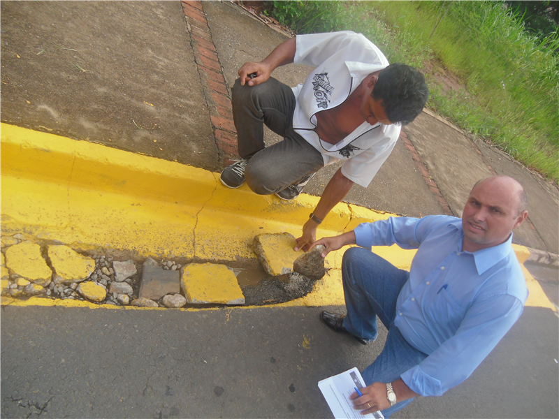 Falha em trecho do asfalto onde alunos estacionam veículos