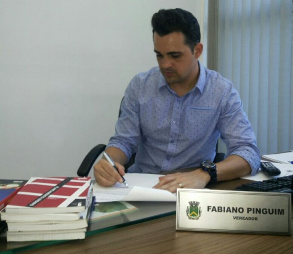 Pinguim assina moção sobre o Estatuto do Idoso.