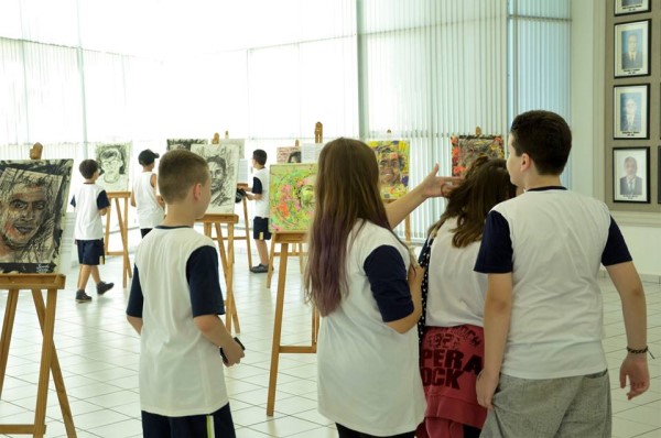 Estudantes observaram obras expostas no Hall da Câmara