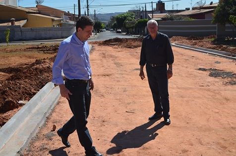 Giovanni Bonfim e Peressim vistoriam obras nos bairros