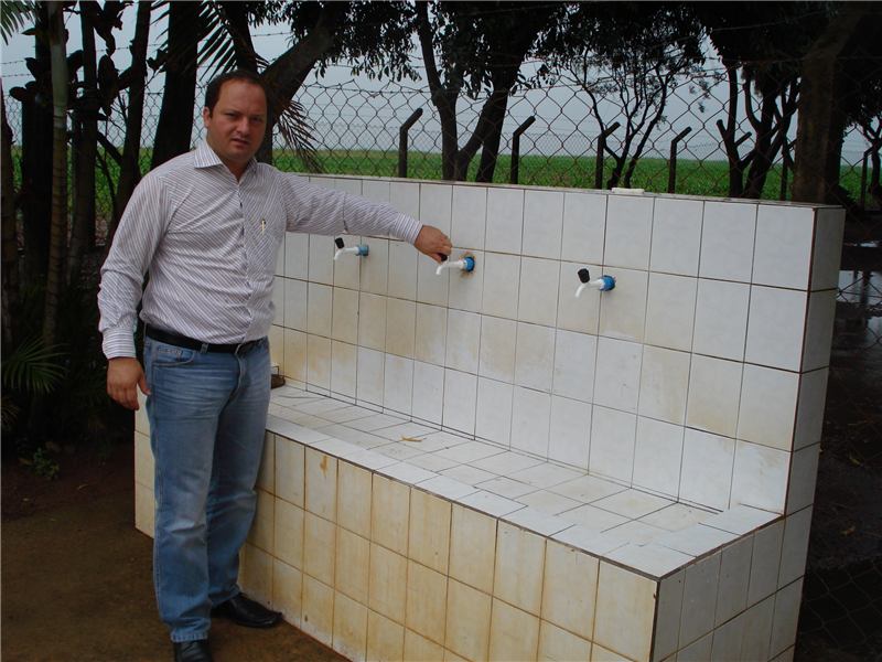 DAE instala torneiras em bebedouro a pedido de Juca