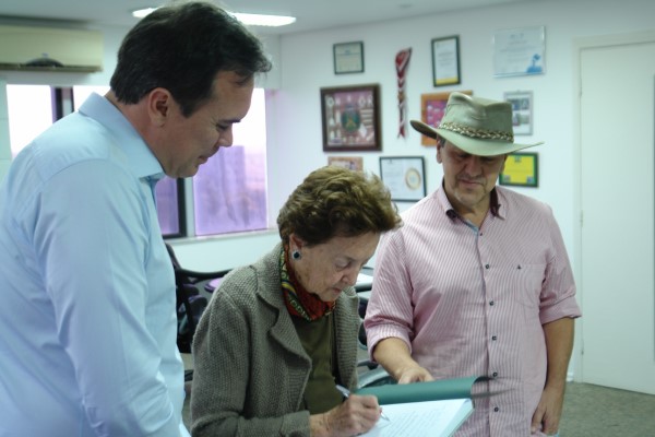 Maria Elisa também visitou o prefeito e autografou livros