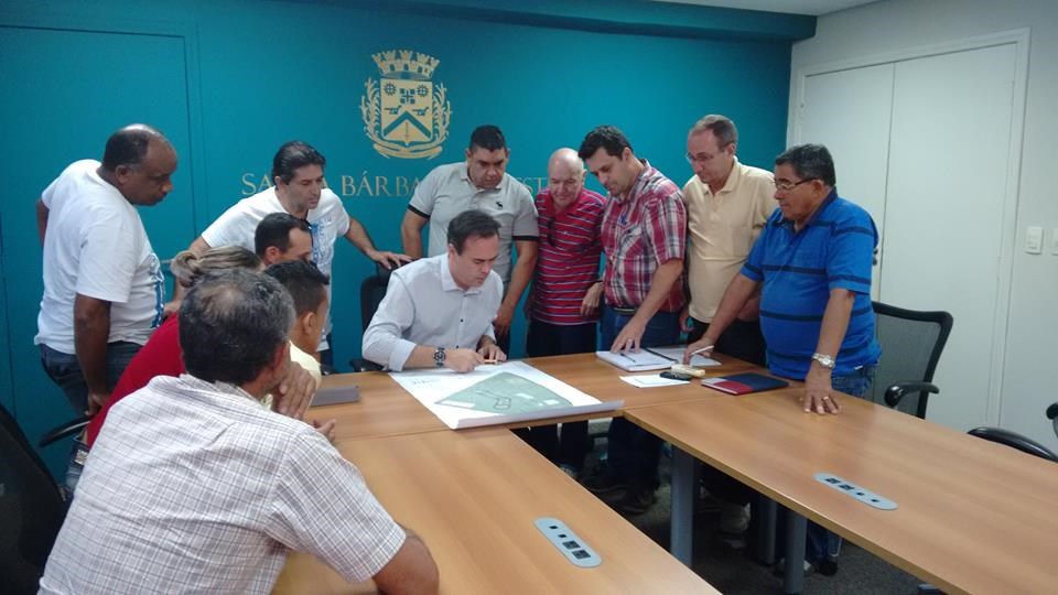 Celso em reunião com o prefeito e moradores do São Joaquim.