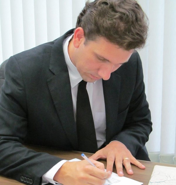 Giovanni assina o Requerimento nº 1.019/2015.