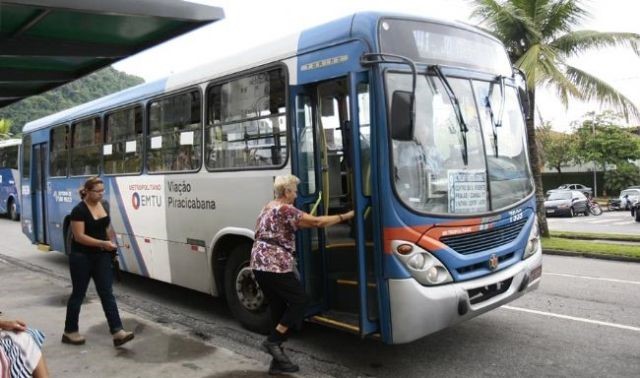 Idosos cobram posto de credenciamento para cartão eletrônico