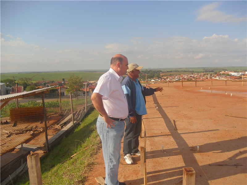 Fontes acompanha início de construção da obra