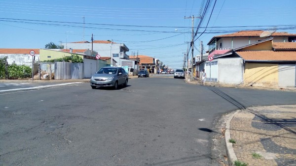 Sentido único em trecho da rua ainda confunde motoristas