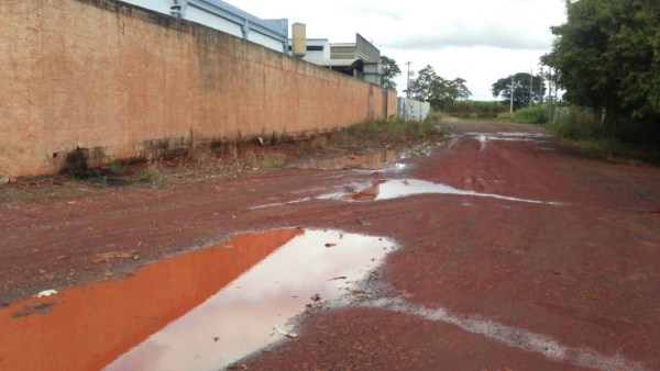 Rua esburacada e com lama prejudica tráfego no local