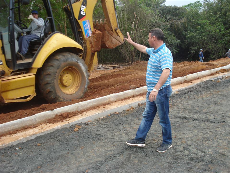 Carlos Fontes acompanhou andamento de obras de pontes em dois bairros