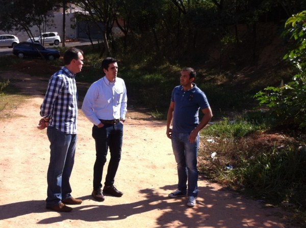 Prefeito e Alex Backer visitaram diferentes áreas do bairro