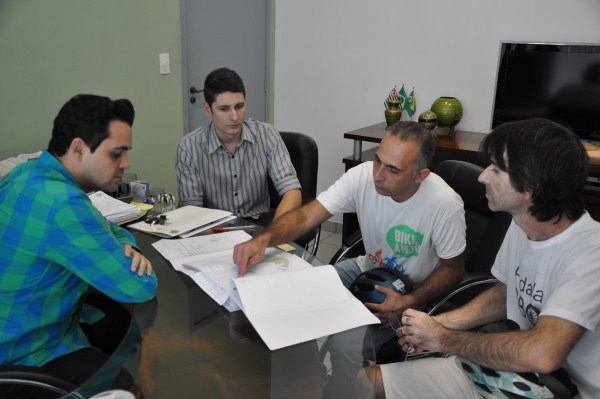 Pinguim conversa sobre projeto de bicicletário na Câmara