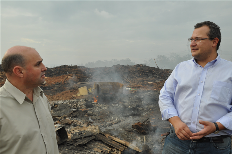 Danilo e Carlos Fontes observam focos de incêndio no aterro municipal