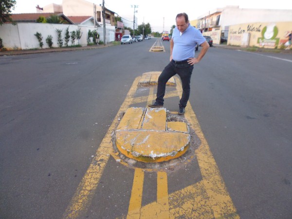 Ilhas de concreto no meio da pista têm danificado veículos