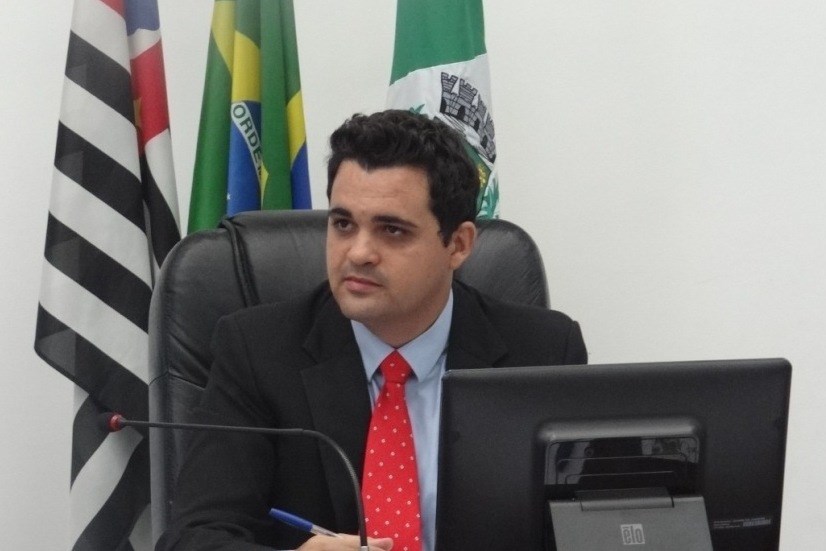 Pinguim quer saber valor gasto mensalmente pela Prefeitura