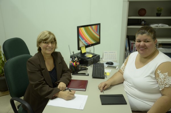 Dr. Germina em reunião com a secretária Lucimeire Rocha.